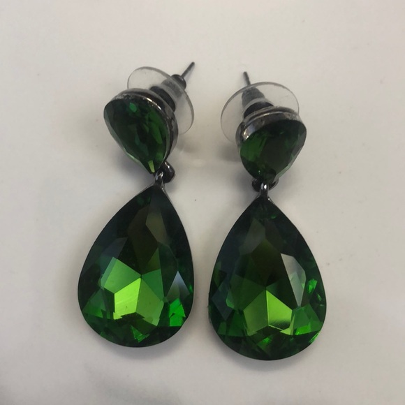 Jewelry - Costume jewelry emerald green colored earrings